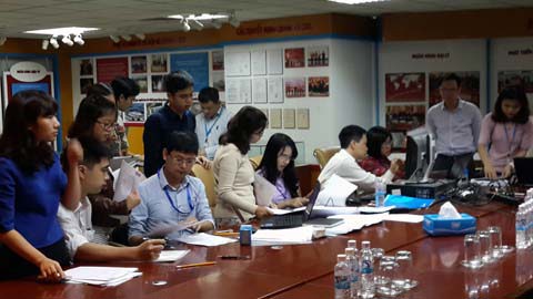 Đối với các doanh nghiệp lớn có nhiều người nộp thuế TNCN, Cục Thuế Hà Nội cử cán bộ đến tận trụ sở doanh nghiệp để tiếp nhận hồ sơ quyết toán thuế. Trong ảnh: Cán bộ thuế đến trụ sở Vietinbank tiếp nhận hồ sơ quyết toán thuế TNCN, tháng 3/2016. Ảnh: PV