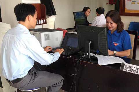 Bộ phận Tuyên truyền hỗ trợ Cục Thuế Bà Rịa - Vũng Tàu hỗ trợ người nộp thuế thực hiện quyết toán thuế năm 2015. Ảnh: NM.