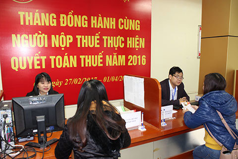 Cục Thuế TP. Hà Nội hỗ trợ người nộp thuế làm hồ sơ quyết toán thuế.