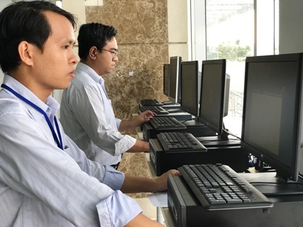 Cán bộ Thuếvận hành thử hệ thống máy vi tính phục vụ chương trình hỗ trợ quyết toán thuế TNCN. Ảnh Đỗ Doãn