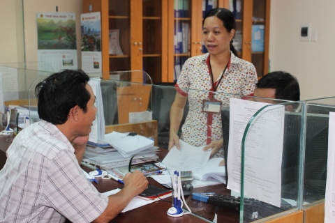 Cán bộ Chi cục Thuế TP. Hội An (Quảng Nam) đang hỗ trợ người nộp thuế. Ảnh: NM.