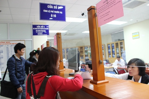 Giao dịch nộplệ phítrước bạtại Chi cục Thuế quận Đống Đa, Hà Nội. Ảnh: NM.