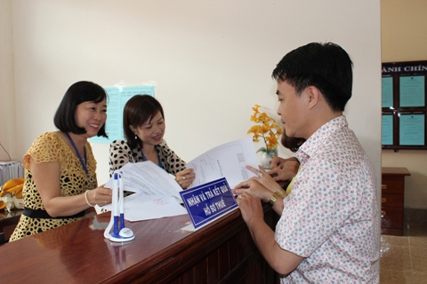 Giải quyết hồ sơ hoàn thuế cho người nộp thuế tại Cục Thuế tỉnh Đồng Tháp. Ảnh: NM.