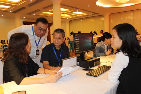 Cán bộ Cục Thuế TP. Hà Nội đang tư vấn, hỗ trợ người nộp thuế thực hiện quyết toán thuế. Ảnh: NM.