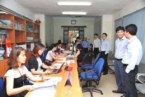Lãnh đạo Cục Thuế Hà Nội kiểm tra công tác hỗ trợ QTT tại Chi cục Thuế Cầu Giấy. Ảnh do Cục Thuế cung cấp