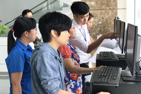 Cán bộ Cục Thuế TP. Hồ Chí Minh hướng dẫn thực hiện khai nộp thuế qua mạng internet. Ảnh Đ.Doãn