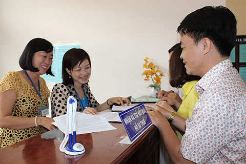 Giao dịch tại bộ phận "một cửa" Cục Thuế tỉnh Đồng Tháp.