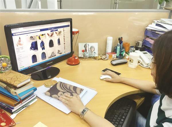 Mua bán qua mạng xã hội đang được nhiều người tiêu dùng lựa chọn. Ảnh: Thùy Linh.
