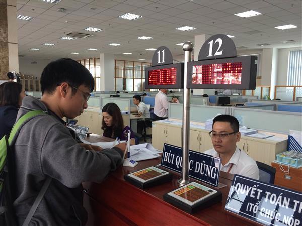 DN làm thủ tục tại Cục Thuế TP.HCM. Ảnh: Nguyễn Huế. 
