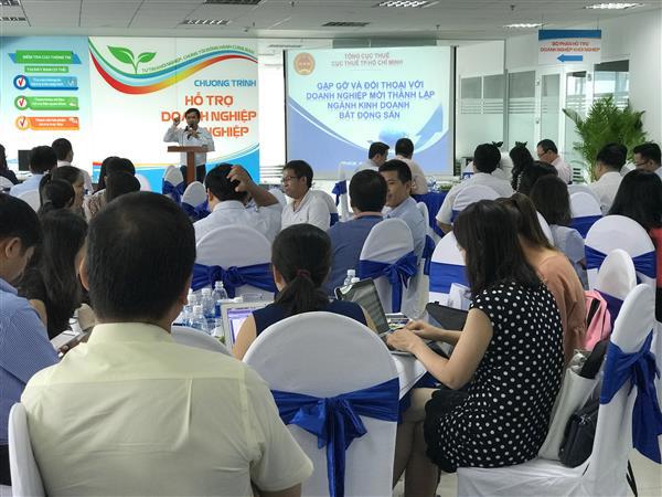 Lãnh đạo Cục Thuế TP.HCM hướng dẫn cho DN. Ảnh: Thu Hòa 