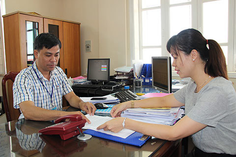 Bộ phận Kê khai của Chi cục Thuế quận Hải Châu rà soát kết quả ủy nhiệm thu đối với hộ kinh doanh trên địa bàn.