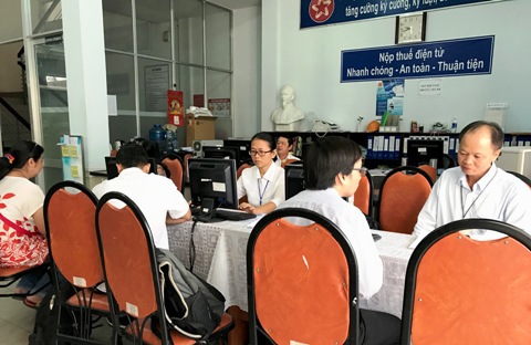 Cán bộ Chi cục Thuế Bình Thạnh hỗ trợ người nộp thuế kê khai quyết toán thuế Thu nhập cá nhân. Ảnh Đ.Doãn