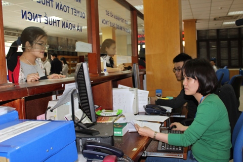 Tiếp nhận hồ sơ quyết toán thuế tại Cục Thuế TP.Hà Nội. Ảnh: NM.
