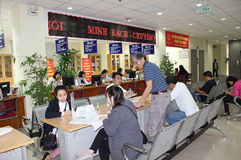 Làm thủ tục nộp lệ phí trước bạ tại Chi cục Thuế quận Đống Đa, Hà Nội.