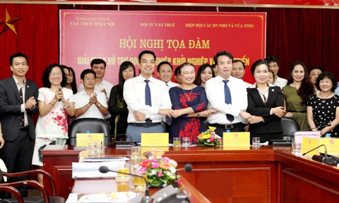 Đại diện Cục Thuế TP.Hà Nội và các đơn vị ký kết biên bản hợp tác hỗ trợ DN khởi nghiệp. Ảnh: NM.