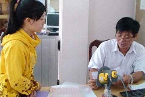 Người dân đến giao dịch tại Chi cục Thuế Trảng Bàng, tỉnh Tây Ninh. Ảnh Tấn Trung