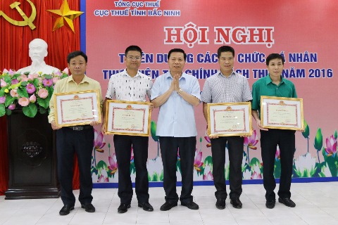 ng Nguyễn Nhân Chiến, Bí thư Tỉnh ủy Bắc Ninh (đứng giữa) trao Bằng khen của Bộ trưởng Bộ Tài chính cho các đơn vị nộp thuế tiêu biểu năm 2016. Ảnh: T. Huyền