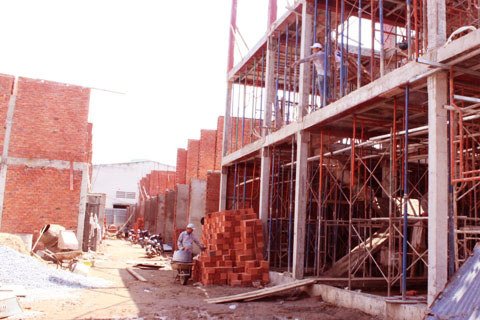 Nhiều doanh nghiệp kinh doanh bất động sản nợ thuế được công bố công khai. Ảnh Vũ L