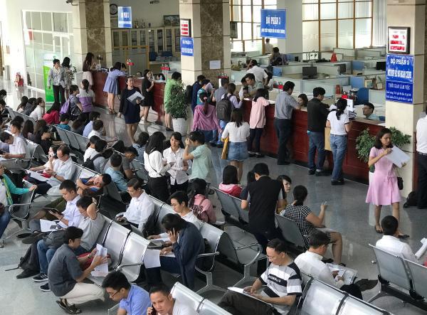 Doanh nghiệp làm thủ tục tại Cục Thuế TP.HCM. Ảnh: Thu Hòa.