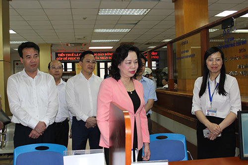 Lãnh đạo Thành ủy và Cục Thuế Hà Nội kiểm tra việc thực hiện nhiệm vụ tại bộ phận "một cửa".