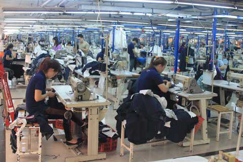 Hoàn thuế bằng phương thức điện tử nhanh chóng giúp hỗ trợ tối đa cho doanh nghiệp xuất khẩu hàng dệt may ổn định phát triển. Ảnh: Tuấn Nguyễn.