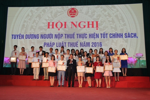 Ông Nguyễn Thế Mạnh - Phó Tổng cục trưởng, kiêm Cục trưởng Cục Thuế TP.Hà Nội trao bằng khen cho các DN. Ảnh: NM.