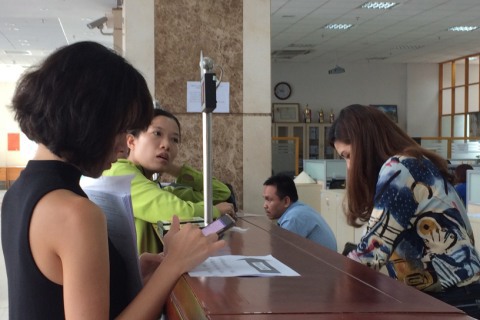 Làm thủ tục khai thuế tại Cục Thuế TP.Hồ Chí Minh. Ảnh: NM.