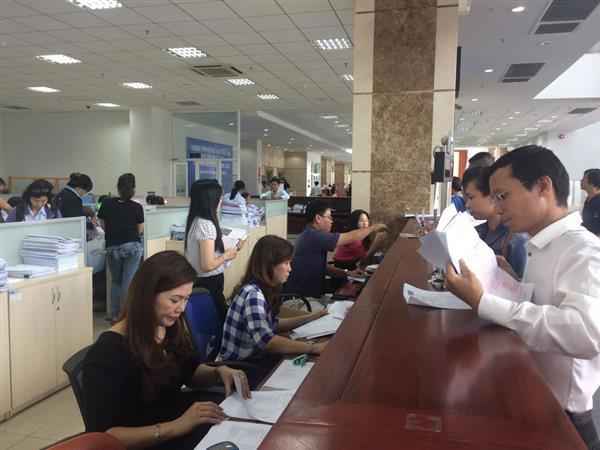 DN làm thủ tục tại Cục Thuế TP.HCM. Ảnh: Nguyễn Huế. 