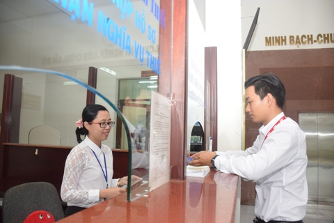 Làm thủ tục nộp thuế tại Văn phòng Cục Thuế Bà Rịa - Vũng Tàu. Ảnh: Hùng Hiệp.