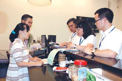 Đội kiểm tra Chi cục Thuế quận Đống Đa kiểm tra việc thực hiện nghĩa vụ thuế tại một đơn vị kinh doanh dịch vụ ăn uống trên địa bàn.