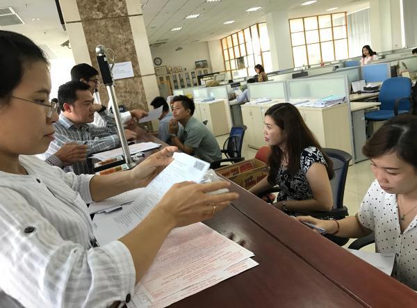DN làm thủ tục tại Cục Thuế TP.HCM Ảnh: T.h. 
