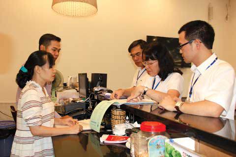 Đoàn công tác chống thất thu của Chi cục Thuế quận Đống Đa kiểm tra tình hình chấp hành pháp luật thuế tại một nhà hàng ăn uống trên địa bàn.