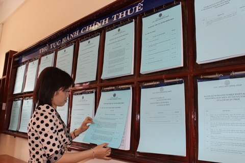 Niêm yết công khai thủ tục hành chính thuế tại bộ phận "một cửa" của Cục Thuế tỉnh Đồng Tháp. Ảnh: NM.
