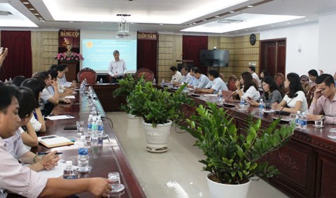 Lãnh đạo Cục Thuế TP. Hồ Chí Minh phổ biến việc dán tem xăng dầu cho các DN đầu mối trên địa bàn. Ảnh Đ.Doãn