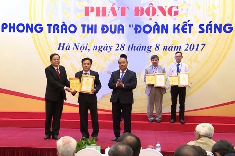 Phần mềm ứng dụng quản lý các khoản thu liên quan đến đất và một số khoản thu phí, lệ phí của Cục Thuế tỉnh Phú Thọ đã được Thủ tướng Chính phủ Nguyễn Xuân Phúc trao bằng chứng nhận tại lễ vinh danh diễn ra ngày 28/8/2017.