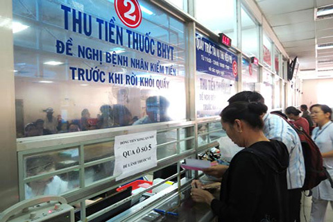 Sử dụng hóa đơn điện tử khi thanh toán chi phí khám chữa bệnh bảo hiểm y tế. Ảnh: Khánh Huyền.