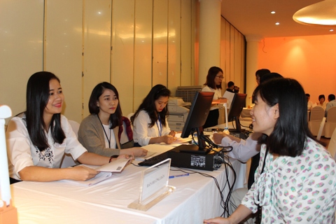 Cán bộ Cục Thuế TP.Hà Nội hỗ trợ người nộp thuế thực hiện quyết toán thuế TNCN. Ảnh: NM.