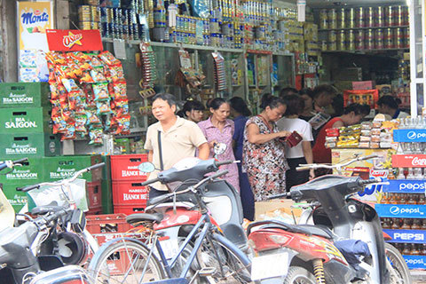 Những cá nhân kinh doanh, cửa hàng tạp hóa nộp thuế theo phương thức khoán sẽ được Bưu điện tỉnh Yên Bái thực hiện nhiệm vụ thu ngân sách. Ảnh: Nguyễn Tuấn