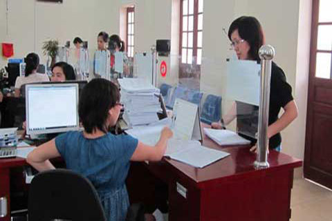 Hoạt động tại bộ phận 'một cửa' Cục Thuế Hải Dương. Ảnh: Đỗ Vinh