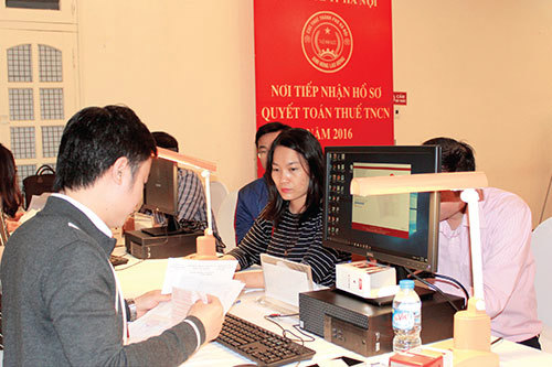 Cục Thuế TP. Hà Nội hỗ trợ người nộp thuế thực hiện quyết toán thuế. Ảnh: NM