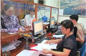 Bộ phận một cửa Cục Thuế Hòa Bình luôn hỗ trợ tối đa cho DN phát triển tạo nguồn thu cho ngân sách. Ảnh: Hồng Quý