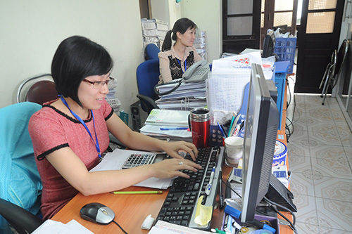 Cán bộ thuế Chi cục Thuế Long Biên (Hà Nội) đang thực hiện nhiệm vụ. Ảnh: Đức Minh