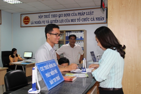 Hướng dẫn về chính sách thuế mới cho người nộp thuế tại bộ phận "một cửa" Cục Thuế tỉnh Đồng Nai. Ảnh: NM.