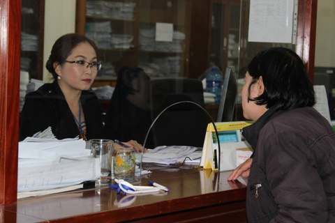 Cán bộ Chi cục Thuế TP.Đà Lạt tiếp nhận hồ sơ khai thuế của cá nhân cho thuê nhà. Ảnh: NM.
