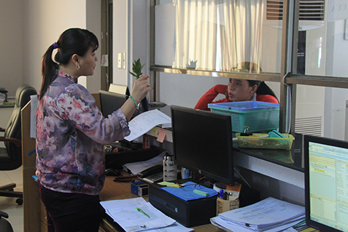 Bộ phận một cửa Cục Thuế Bình Dương hướng dẫn người nộp thuế thực hiện các thủ tục kê khai thuế. Ảnh: Nguyễn Tuấn