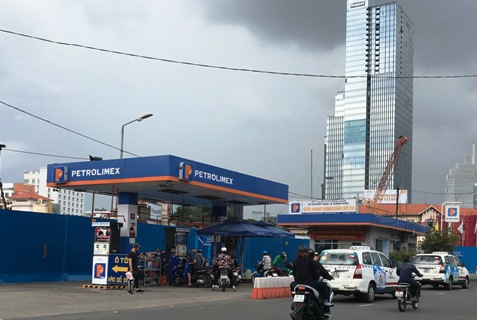 Nhiều cây xăng tại TP. Hồ Chí Minh báo hư đồng hồ công tơ tổng trụ bơm xăng, sau khi cơ quan chức năng dán tem nhằm kiểm soát chính xác lượng xăng bán ra. Ảnh Đ.Doãn