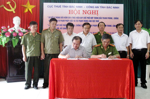 Đại diện Lãnh đạo Cục Thuế và Công an tỉnh ký Quy chế phối hợp nhằm tăng cường công tác phòng, chống tội phạm trong lĩnh vực thuế.