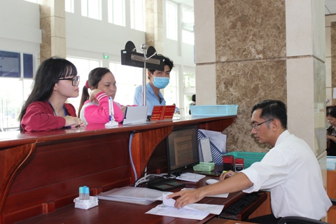 Làm thủ tục khai thuế tại Cục Thuế TP.Hồ Chí Minh. Ảnh: NM.