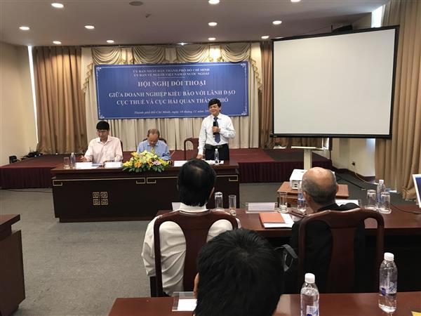 Phó cục trưởng Cục Hải quan TP.HCM Nguyễn Hữu Nghiệp giải dáp vướng mắc về hải quan cho DN kiều bào. Ảnh: Nguyễn Huế