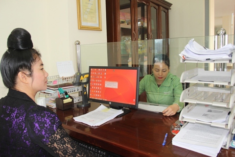 Tiếp nhận hồ sơ khai thuế tại bộ phận "một cửa" Cục Thuế tỉnh Sơn La. Ảnh: NM.